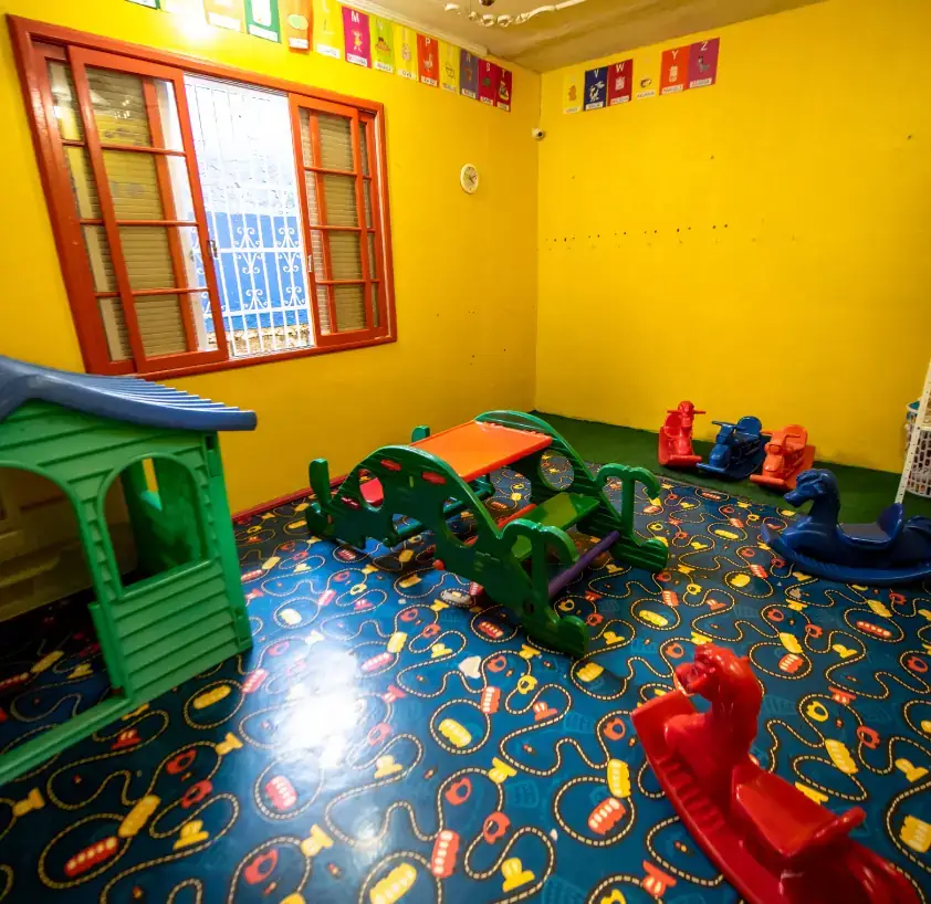 Ambiente lúdico do berçário com materiais pedagógicos