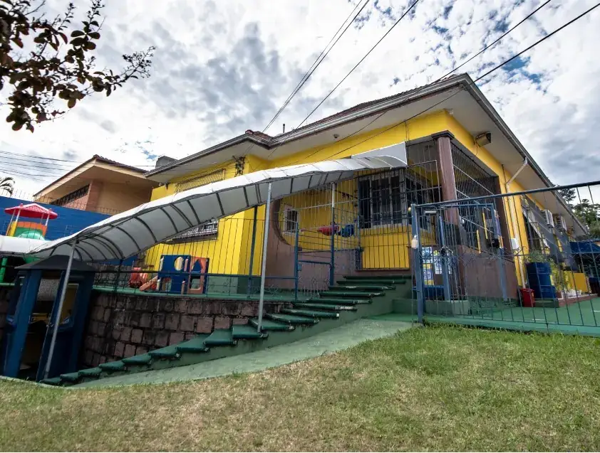 Fachada da Escola Pequeno Aprendiz vista da rua