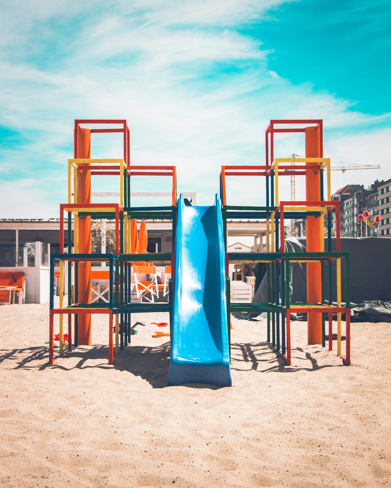 Playground colorido da área externa da escola